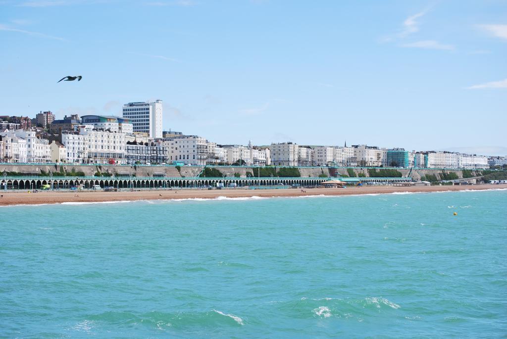 Burlington Beach Apartments Brighton Bagian luar foto